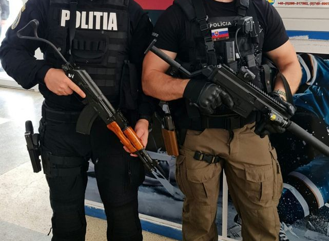Marian Godină, reacție la comentariile oamenilor, după o poză făcută de el alături de un polițist slovac: „Deși de obicei sunt obișnuit să critic...” 1 godina2.jpg