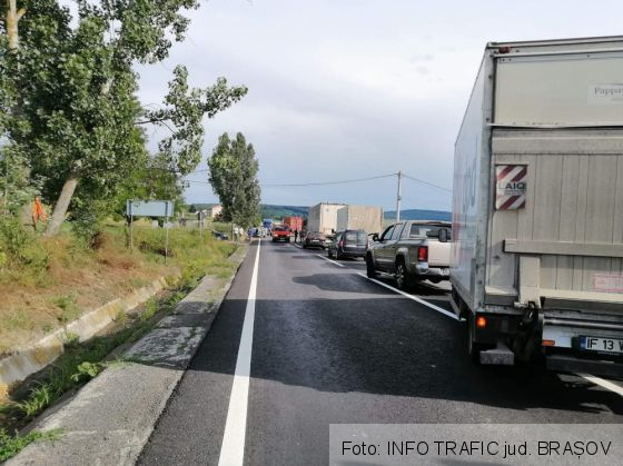 BRAȘOV. Circulație blocată, după un accident, pe DN 13 / Update: Trei autovehicule implicate 1 FB_IMG_1625153534397_289255.jpg