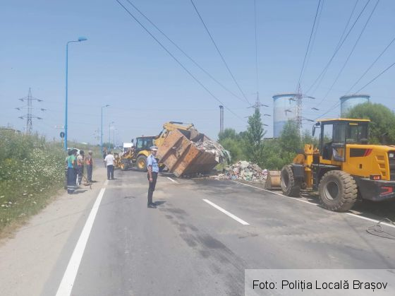 Update. BRAȘOV. Poliția Locală, intervenție în zona CET, unde s-a răsturnat camionul cu deșeuri (Galerie FOTO) 1 FB_IMG_1627475474241_289966.jpg