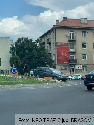 BRAȘOV. Autoturism ajuns în iarba din sensul giratoriu 1 FB_IMG_1627739764631_290068.jpg