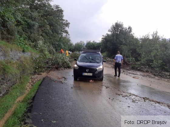 BRAȘOV. ULTIMA ORĂ. Aluviuni pe carosabil și copaci căzuți, în zona Moieciu - Fundata! (FOTO) 1 IMG-20210729-WA0050_290009.jpg
