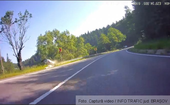 Autoturism filmat în timp ce iese în decor, pe DN 1 Predeal - Azuga 1 Screenshot_20210714-120404_Facebook_289611.jpg