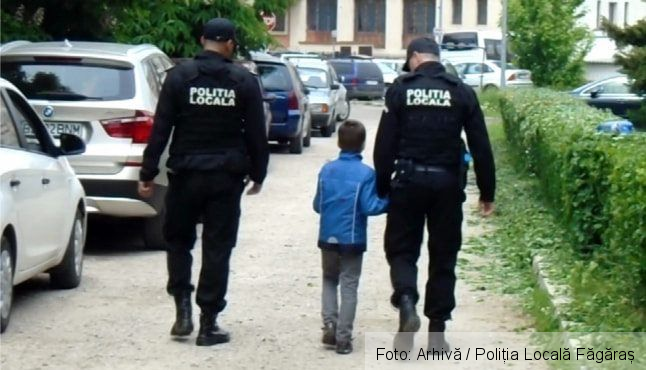 BRAȘOV. Copil rătăcit, ajutat de polițiști locali făgărășeni să-și găsească mama 1 politialocala_5.jpg