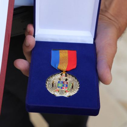 Doi pompieri de la ISU Brașov au primit Emblema de Onoare a MAI 1 pompieri 3_289711.jpg