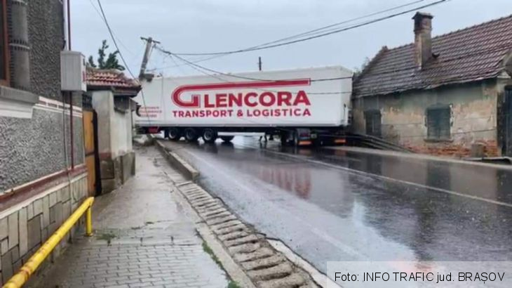 BRAȘOV. Trafic blocat de un TIR, pe DN 1 (FOTO) 1 FB_IMG_1630231069206_290827.jpg
