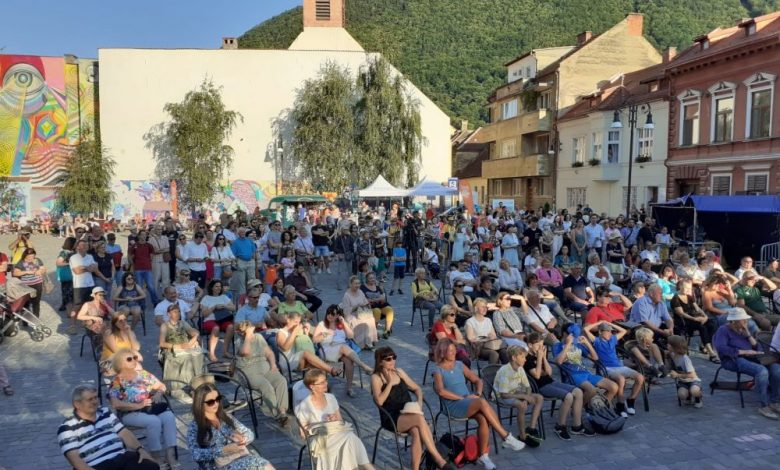 BRAȘOV. Gală extraordinară în Piața Sf. Ioan 1 spectacol-piatasfioan.jpg