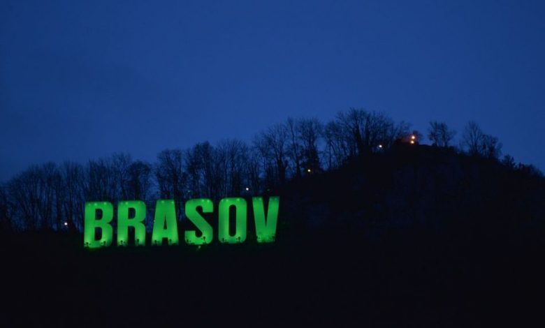 BRAȘOVUL de pe Tâmpa și Primăria, iluminate în verde 1 braov-verde.jpg