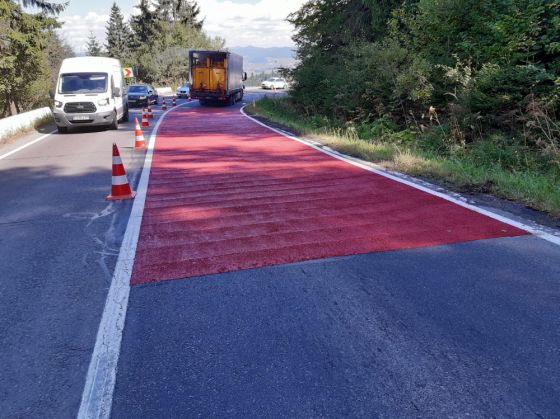 BRAȘOV. Drumarii lucrează pentru pietoni: covoare antiderapante pe mai multe drumuri naționale 1 covor-antiderapante_291017.jpg