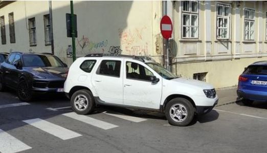 BRAȘOV. Mașina primarului Coliban, parcată ilegal 1 masinaprim.jpg