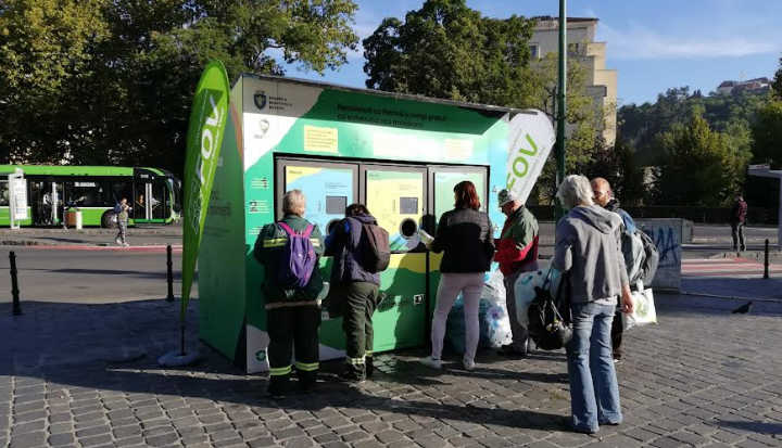 BRAȘOV. E coadă la Petrică! Automatul care reciclează ambalaje în schimbul biletelor de autobuz a colectat 7.242 de recipiente în doar două zile 1 petrica.png