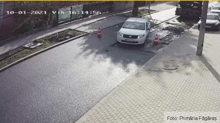 BRAȘOV. Lucrări de asfaltare distruse de un taximetrist, în Făgăraș / Trotuar nou, deteriorat grav de...(Vezi galerie FOTO) 1 FB_IMG_1633258998283_291697.jpg