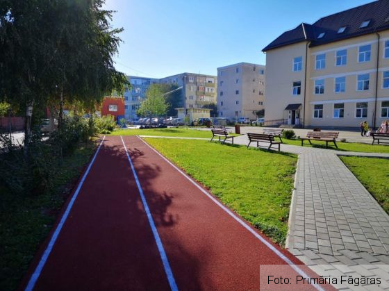 BRAȘOV. SE POATE! Așa arată curtea unei școli din județ (Galerie FOTO) 1 FB_IMG_1633604861580_291802.jpg
