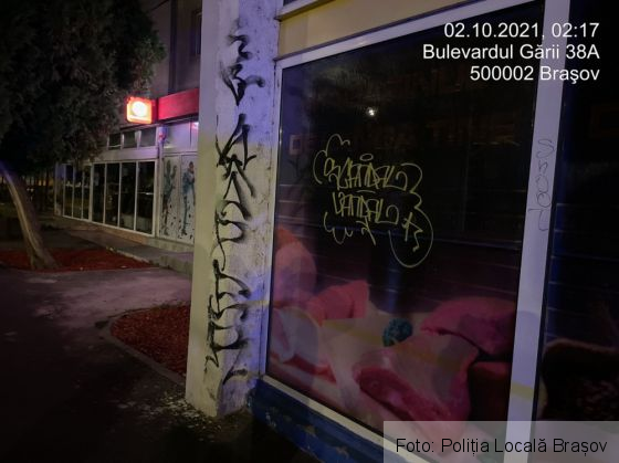 BRAȘOV. Amendați după ce au umplut panourile din stații RATBV, stâlpi și vitrine cu... „capodopere" (Galerie FOTO) 1 IMG-20211003-WA0002_291691.jpg