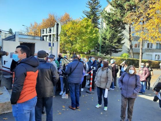 CORONAVIRUS BRAȘOV. Coadă la vaccinare (VIDEO) / Record de brașoveni care au decis să se imunizeze duminică 1 coada vaccinare_292176.jpeg
