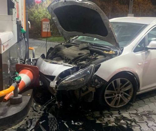 BRAȘOV. S-a înfipt cu mașina, prin gard, în pompa de benzină 1 masina-pompe-benzina_292298.jpg