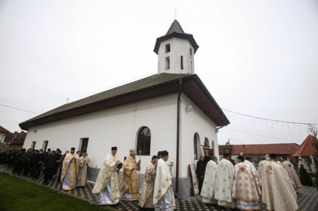 COVID 19. Cu certificatul verde și în biserici?!... 1 sfintire-biserica-mitropolit1_292052.jpg