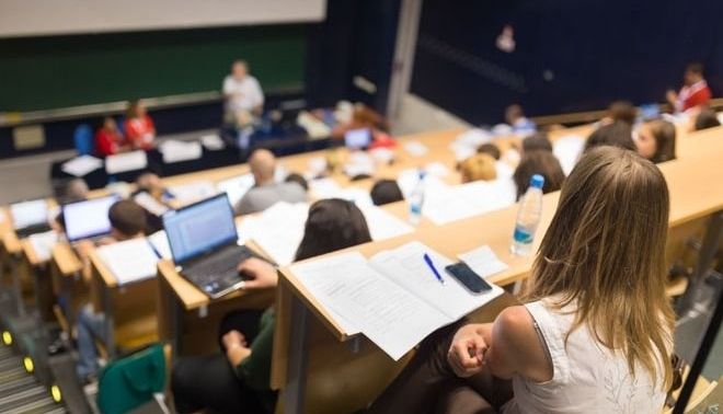 BRAȘOV. Rectorii vor să impună certificatul COVID-19 pentru accesul în universități 1 studenti-amfiteatru.jpg