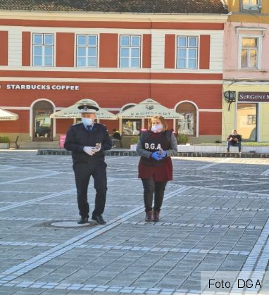 Ofițeri de la DGA Brașov și jandarmi de la Gruparea Mobilă, activități anticorupție, în Piața Sfatului 1 3-2_292601.jpg