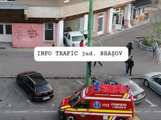BRAȘOV. Autoturism intrat în geamul unei societăți comerciale, pe Bulevardul Griviței (FOTO) 1 FB_IMG_1636095218466_292399.jpg