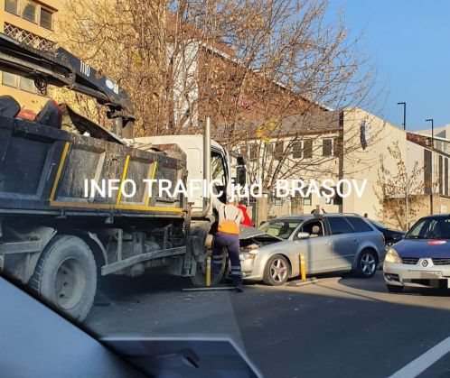 BRAȘOV. Impact frontal pe str. Nicolae Titulescu / Update: Pieton rănit în accident 1 FB_IMG_1637065538251_292700.jpg