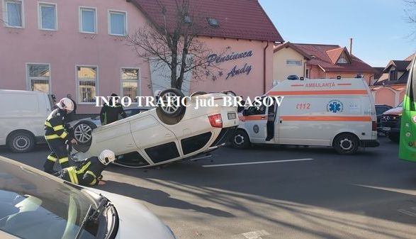 BRAȘOV. Autoturism răsturnat, după ce a lovit alte două mașini 1 accidentavramiancu_3.jpg