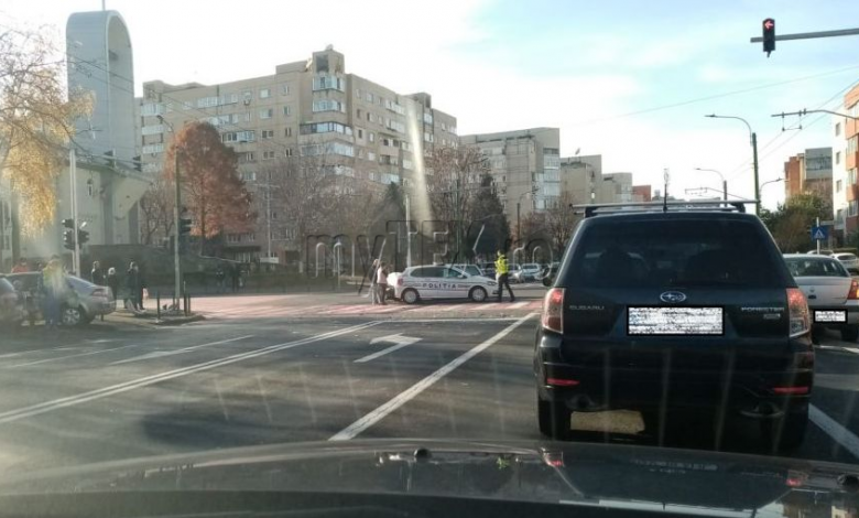 BRAȘOV. ULTIMA ORĂ. Autospecială SMURD, avariată într-un accident, în intersecția str. Zizinului și Traian (FOTO) 1 accidentzizinului_12.jpg