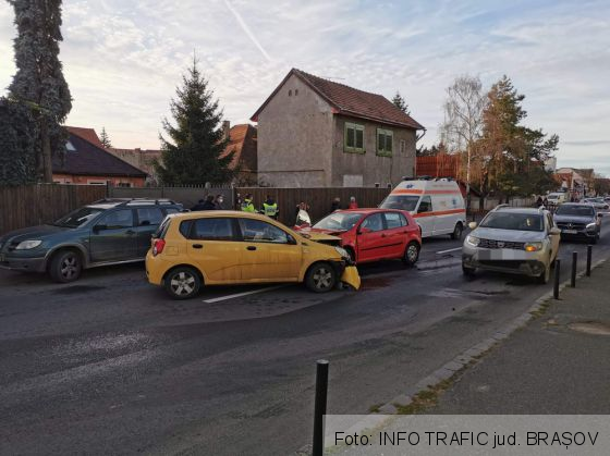 BRAȘOV. Accident pe str. Avram Iancu 1 FB_IMG_1638457755145_293090.jpg