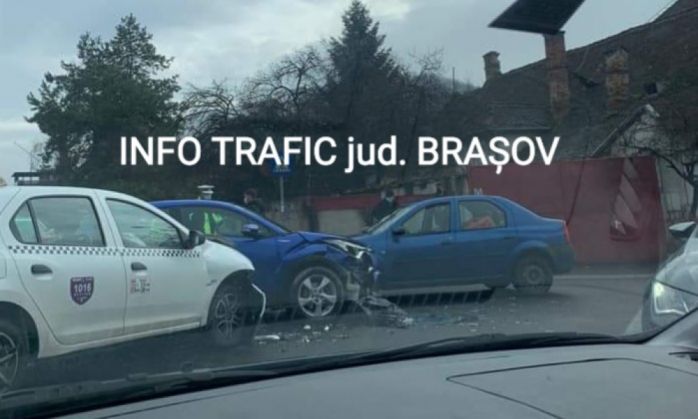 BRAȘOV. Taxi implicat într-un eveniment rutier 1 FB_IMG_1639230403400_293280.jpg