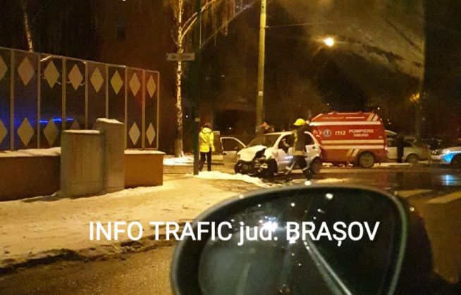 BRAȘOV. Accident cu trei victime și cu pagube însemnate, pe str. Vasile Alecsandri 1 FB_IMG_1640248859644_293548.jpg