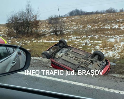 BRAȘOV. Autoturism răsturnat în șanț, pe DN 1 1 FB_IMG_1640517414796_293580.jpg