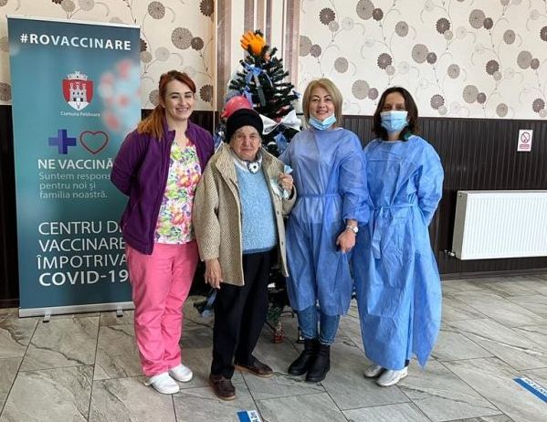 BRAȘOV. „Felicitări pacienților care respectă medicii și știința!”/ La 97 de ani s-a vaccinat anticoronavirus 1 batrana-vaccinare.jpg