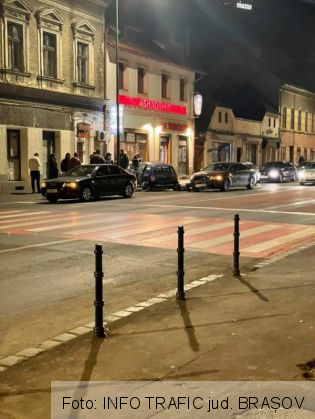 BRAȘOV. O mașină în care se aflau mai mulți tineri, coliziune pe Bulevardul 15 Noiembrie! 1 FB_IMG_1641594856943_293802.jpg