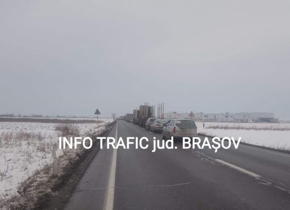 BRAȘOV. Circulație blocată pe DN 13! Accident între trei autovehicule 1 FB_IMG_1643290456665_294239.jpg