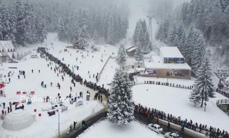 POIANA BRAȘOV. Coadă IMENSĂ la gondolă! REACȚIILE turiștilor... 1 gondola.jpg