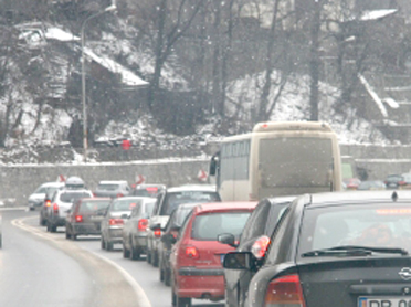NEBUNIE PE ȘOSELE: Ninsoarea de ieri a dat peste cap traficul din județ 5 | MyTex.ro