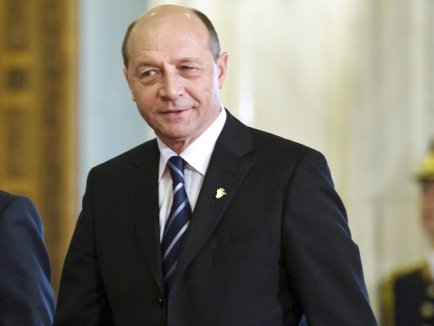 Băsescu a plâns la mormântul lui Grigore Vieru 5 | MyTex.ro