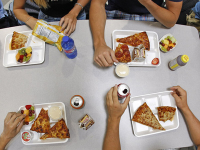 Pizza, shaorma și apa minerală, excluse de la taxa pe fast food 5 | MyTex.ro