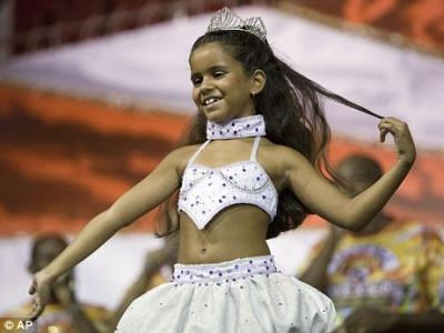 O fată de 7 ani a fost aleasă "regina" unei școli de samba 5 | MyTex.ro