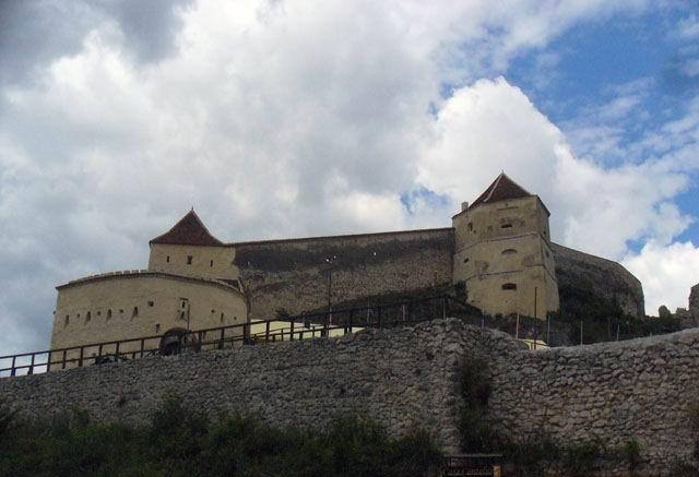 Brașov. Cetatea Râșnov, în pericol de prăbușire 5 | MyTex.ro