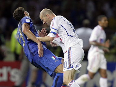 „Zizou” preferă să moară decât să-i ceară scuze lui Materazzi 5 | MyTex.ro