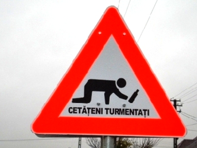 Atenție, cetățeni turmentați! - indicatoare de circulație, în Arad 5 | MyTex.ro