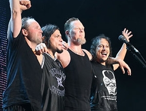 Bătaie între fanii Metallica și polițiști 5 | MyTex.ro