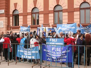 Profesorii și-au strigat nemulțumirile în fața Prefecturii 5 | MyTex.ro