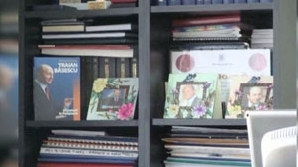 Altar dedicat lui Băsescu, în biroul unui senator 5 | MyTex.ro
