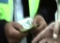 Polițist prins în flagrant luând mită 5 | MyTex.ro