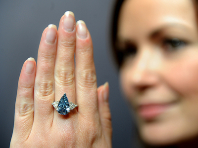 Diamant albastru, adjudecat pentru 6,4 milioane de dolari 5 | MyTex.ro