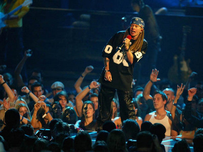 Scena pe care avea loc un concert Guns N' Roses s-a prăbușit 5 | MyTex.ro