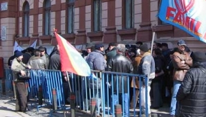 Brașov. Primarii din județ protestează în fața Prefecturii 5 | MyTex.ro