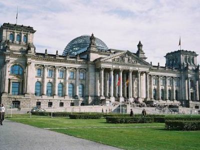 Un bărbat s-a sinucis sărind de pe clădirea Parlamentului german 5 | MyTex.ro