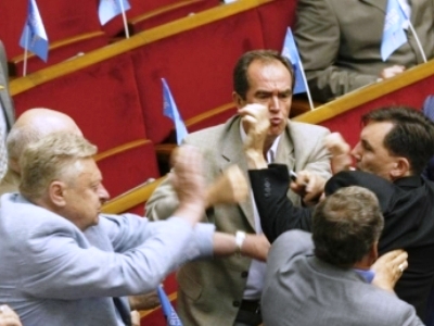 Bătaie cu ouă stricate, în Parlamentul ucrainean 5 | MyTex.ro